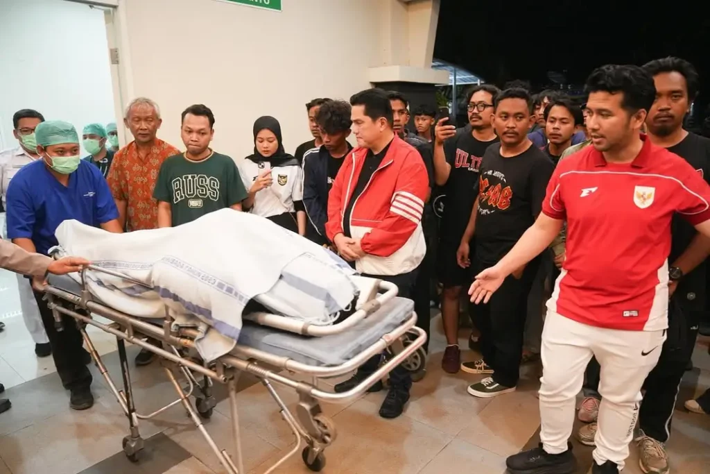 Ketua Umum PSSI Erick Thohir menyampaikan belasungkawa atas wafatnya suporter Indonesia di Stadion Gelora Bung Tomo Surabaya. (instagram.com/erickthohir)