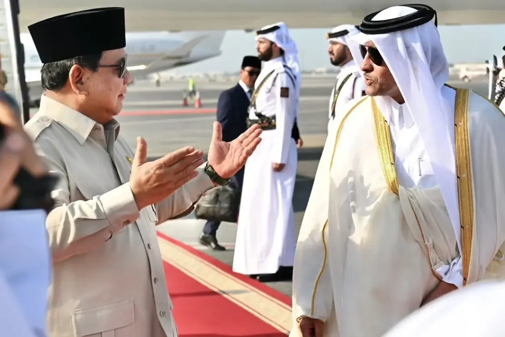 Presiden Prabowo Subianto disambut pejabat Qatar saat tiba di Bandara Internasional Doha. (instagram.com/sekretariat.kabinet)