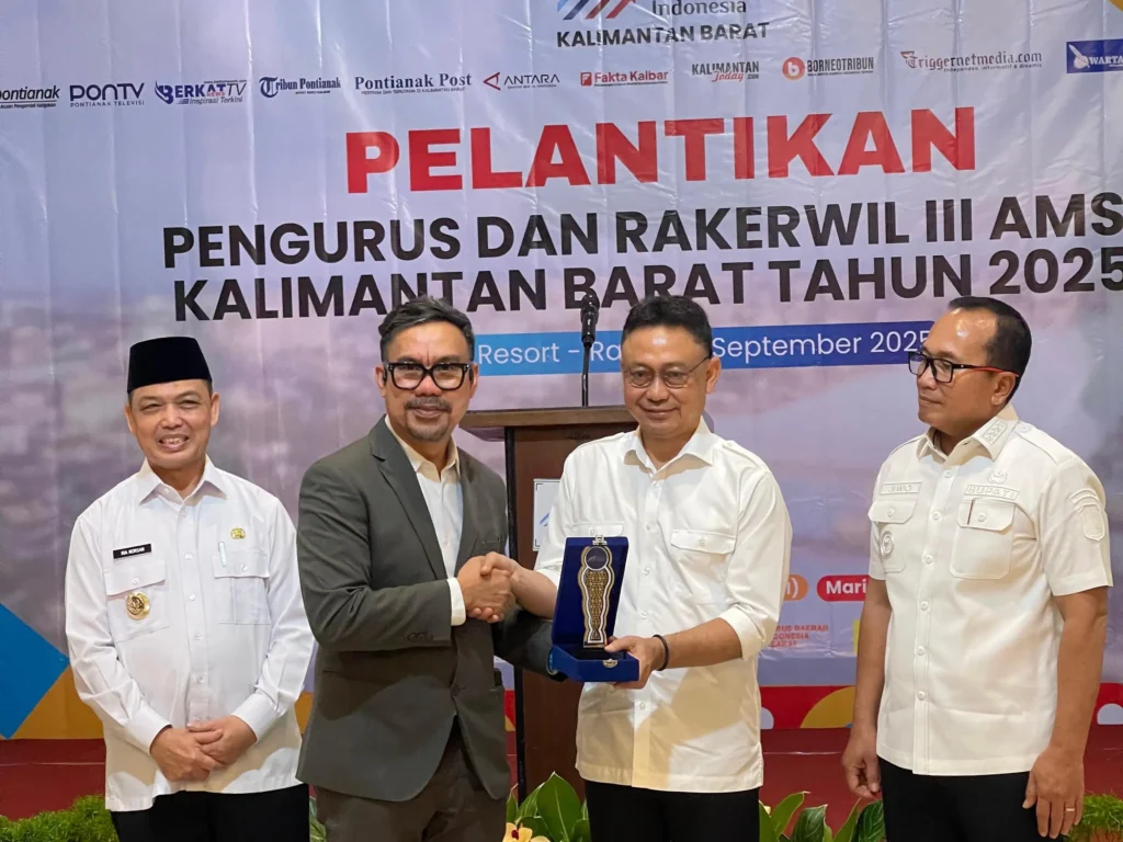 Wali Kota Pontianak Edi Rusdi Kamtono menerima cenderamata dari Wakil Ketua AMSI, Upi Asmaradhana.