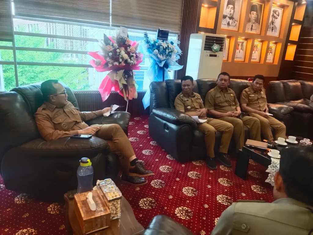 Bupati Kubu Raya Sujiwo pimpin rapat soal kendaraan bertonase besar