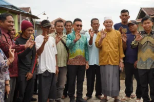 Wali Kota Pontianak Edi Rusdi Kamtono bersama perwakilan kelompok nelayan penerima bantuan alat penangkapan ikan.