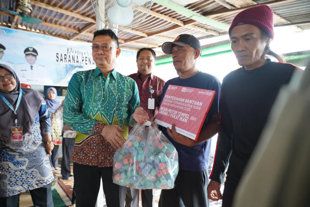 Wali Kota Pontianak Edi Rusdi Kamtono menyerahkan secara simbolis bantuan alat penangkap ikan kepada perwakilan kelompok nelayan di Pontianak Barat.