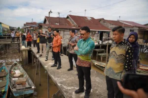 Wali Kota Pontianak Edi Rusdi Kamtono melihat perahu-perahu nelayan di tepian Sungai Kapuas.