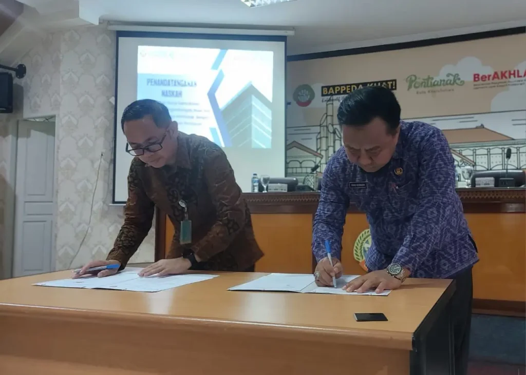 Kepala BAPPERIDA Pontianak, Sidig Handanu dan Direktur Poltekkes Kemenkes Pontianak, Prof Kelana Kusuma Dharma menandatangani perjanjian kerja sama kedua lembaga tentang riset di bidang kesehatan di Aula Rohana Muthalib, BAPPERIDA Pontianak, Kamis (4/9/2025).