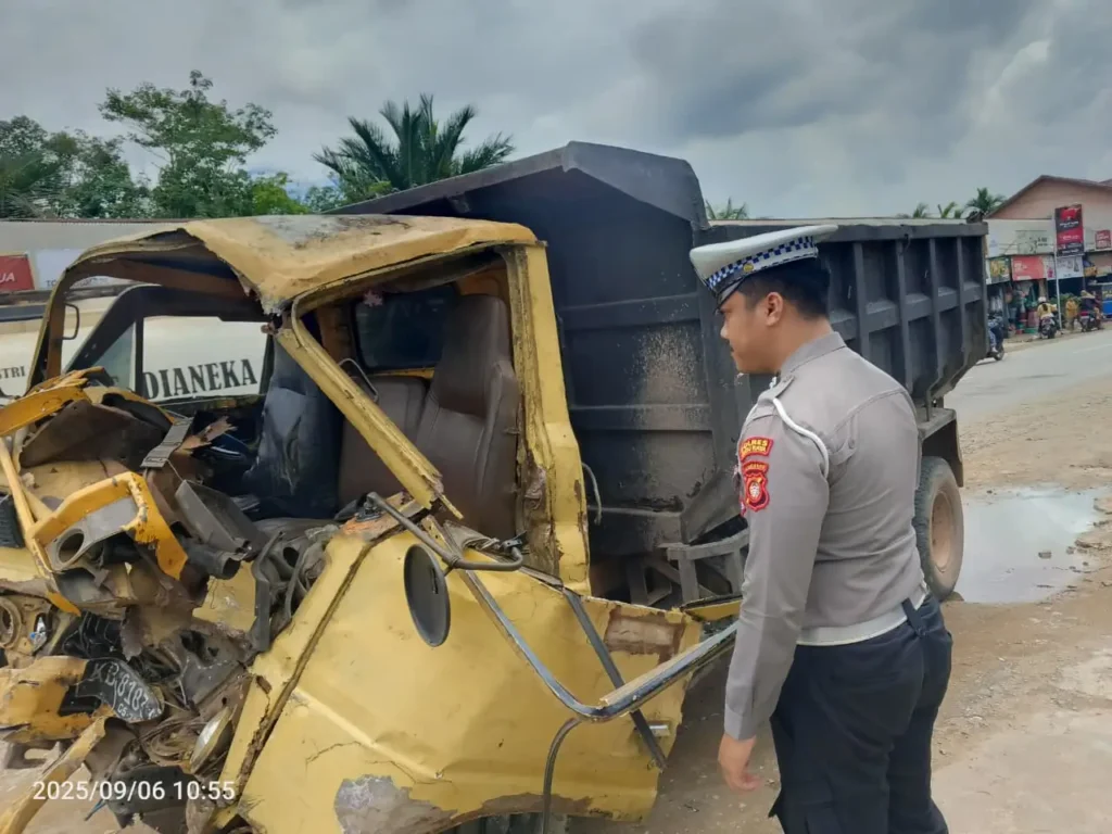 Kondisi mobil box setelah ditabrak dump truk di Sungai Ambawang, Kubu Raya