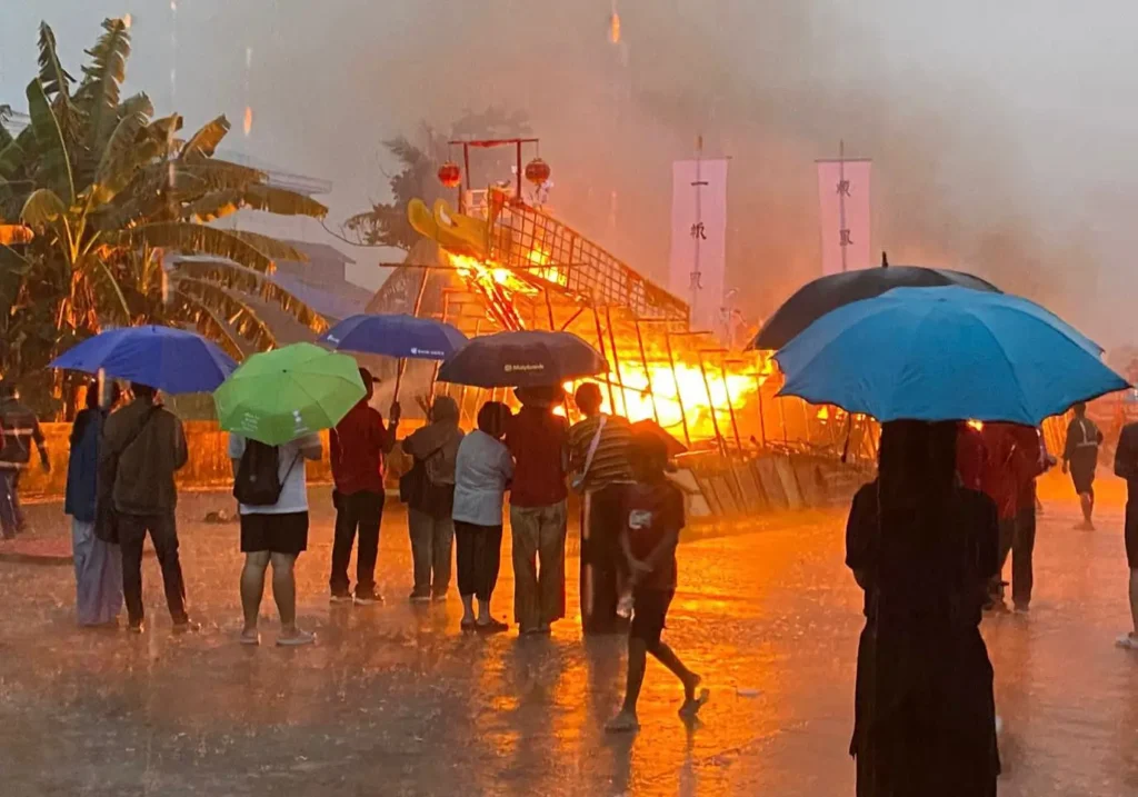 Prosesi pembakaran kapal wangkang pada tradisi Chit Gwee Pua di Pemakaman Bhakti Suci Kubu Raya