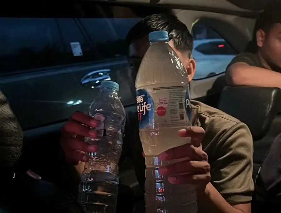 Anggota Satpol PP Kota Pontianak memperlihatkan botol berisi air sabun yang digunakan oleh gepeng di persimpangan lampu merah.