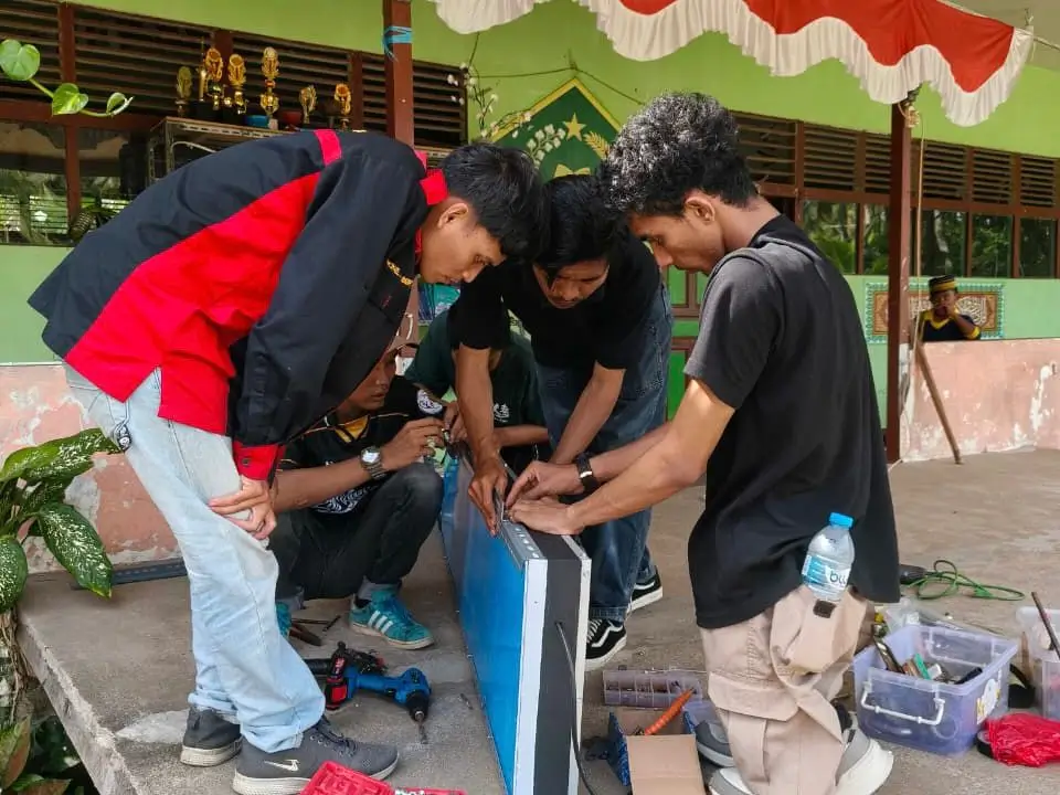 Pemasangan running text LED P10 di MTs Nurul Falah Kubu Raya oleh tim Polnep