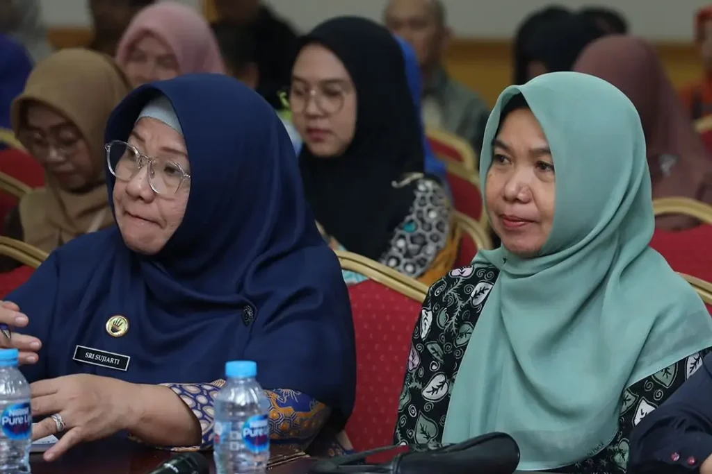 Kepala BKPSDM Kota Pontianak Yuni Rosdiah (kanan) dan Kepala Dinas Pendidikan dan Kebudayaan Kota Pontianak Sri Sujiarti.