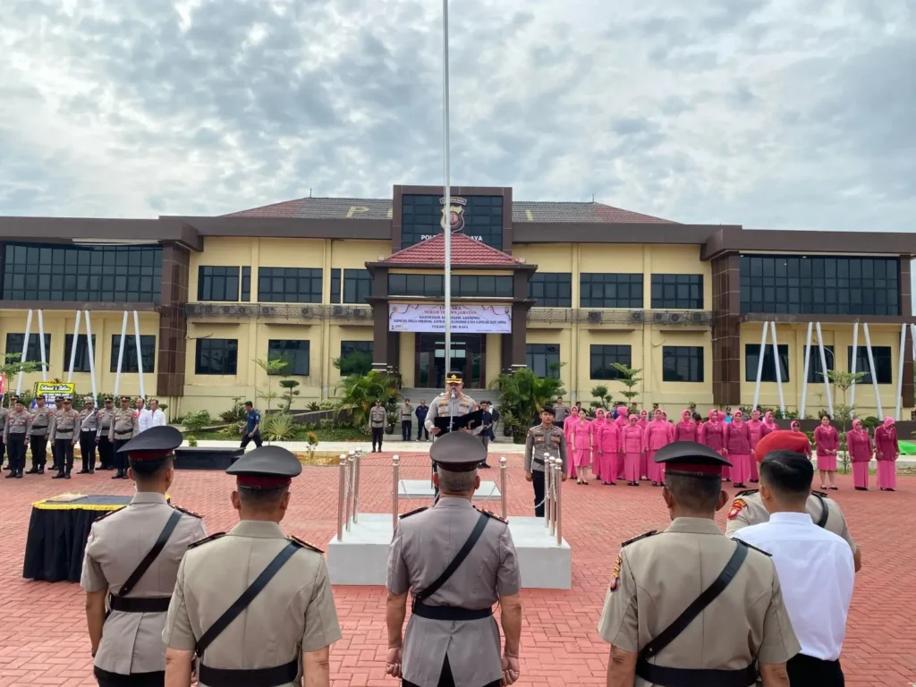 Upacara serah terima jabatan Polres Kubu Raya di halaman Mapolres