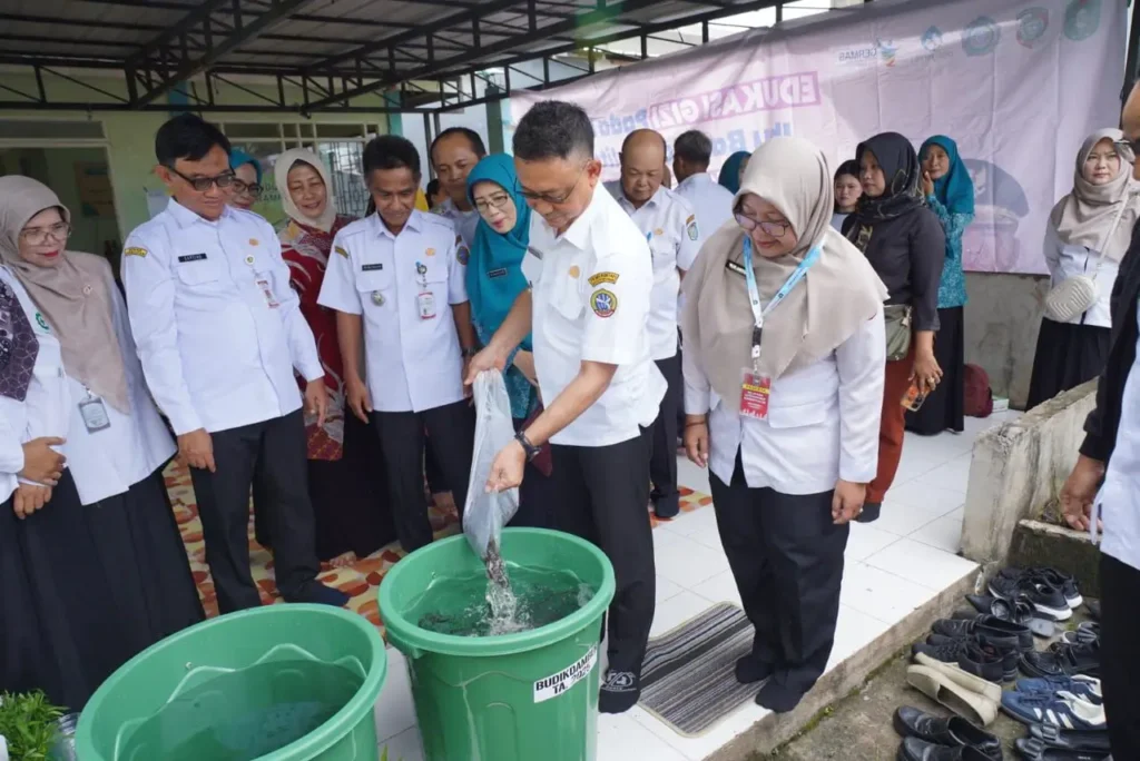Wali Kota Pontianak Edi Rusdi Kamtono memasukkan benih ikan lele ke dalam ember.