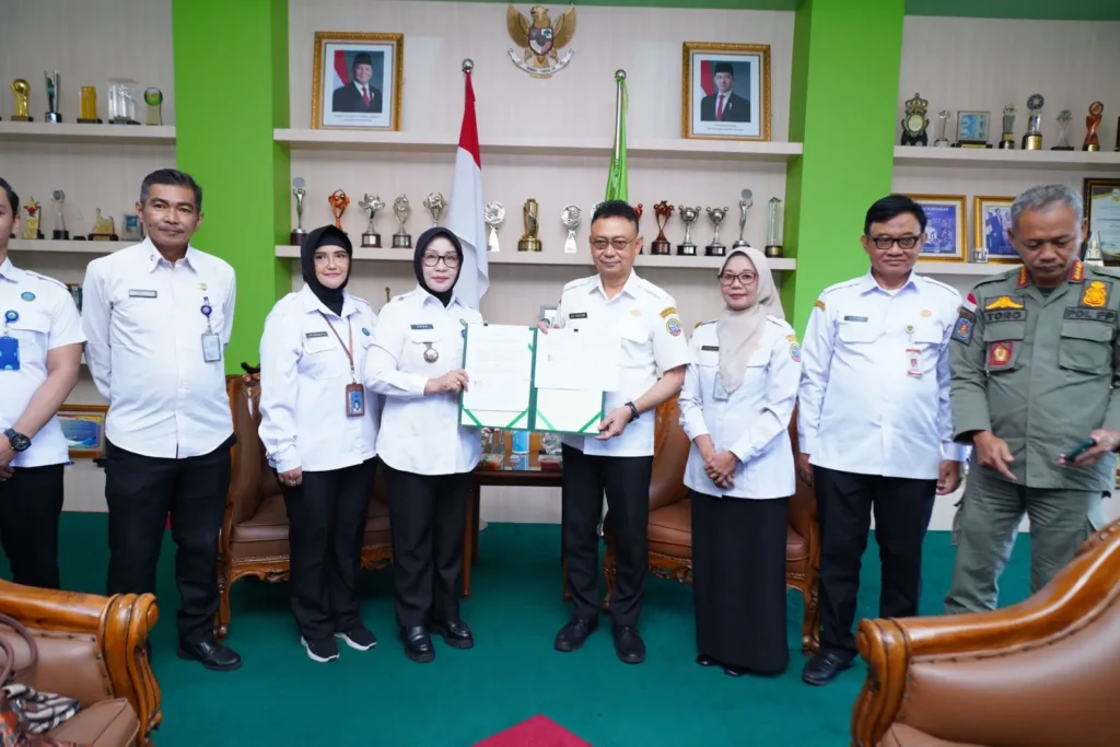Wali Kota Pontianak Edi Rusdi Kamtono bersama Ketua BNN Kota Pontianak Anida Sari memperlihatkan nota kesepahaman Sinergi Program P4GN yang telah ditandatangani.