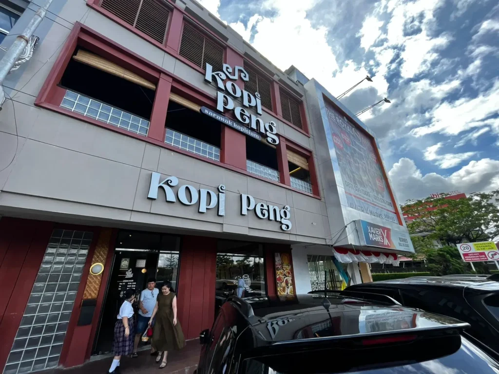Suasana makan di Kopi Peng Pontianak cabang Gaia Bumi Raya Mall