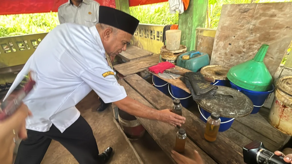 Kepala DLH Pontianak Syarif Usmulyono menunjukkan hasil olahan sampah plastik jadi bahan bakar