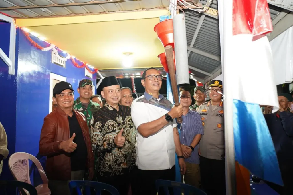 Sekretaris Utama Badan Nasional Pengelola Perbatasan Makhruzi Rahman memukul kentungan di Pos Siskamling saat peninjauan sejumlah titik di Pontianak.