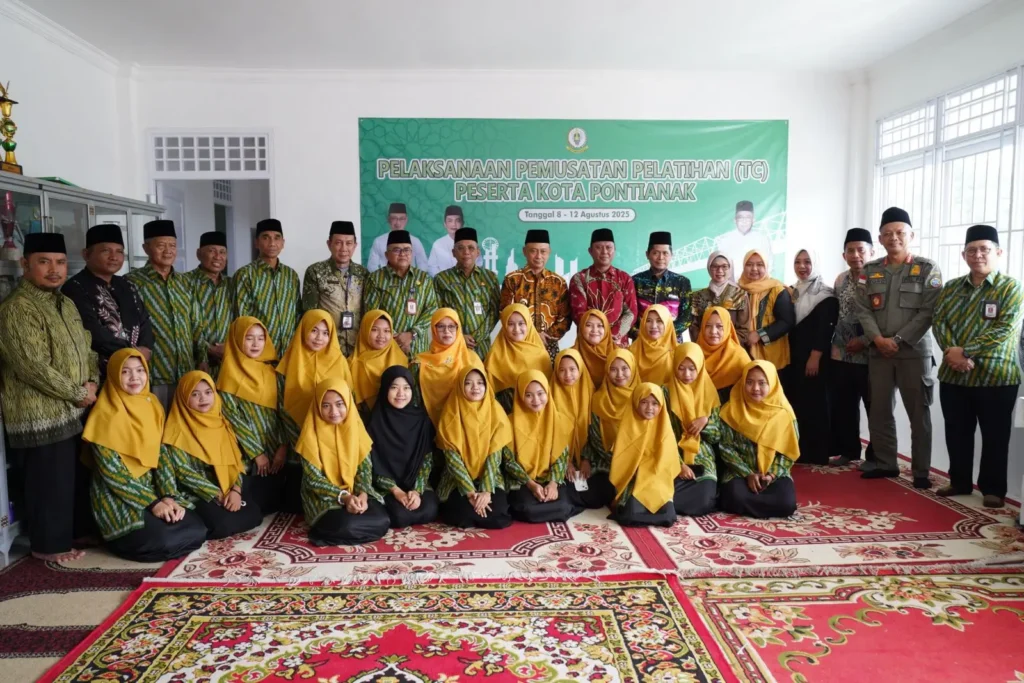 Wali Kota Pontianak Edi Rusdi Kamtono foto bersama Kafilah Kota Pontianak peserta yang akan berlaga di MTQ XXXIII Tingkat Provinsi Kalbar.