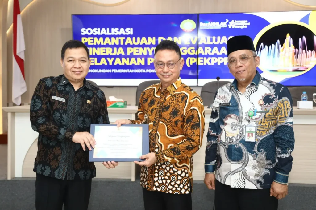 Wali Kota Pontianak Edi Rusdi Kamtono menerima penghargaan pelayanan publik kategori Sangat Baik dari Kementerian PANRB.