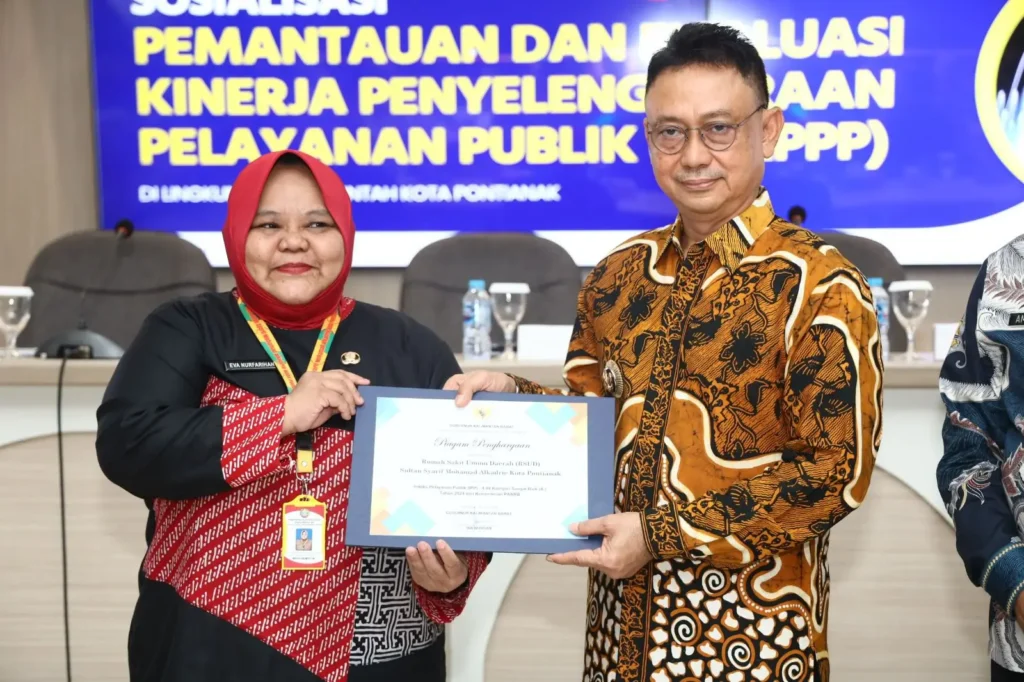 Wali Kota Pontianak Edi Rusdi Kamtono menyerahkan piagam penghargaan kepada Direktur RSUD SSMA Kota Pontianak Eva Nurfarihah.