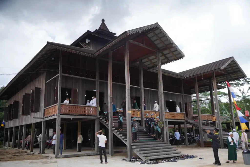 Tampak depan Masjid Kayu As Syukur dengan arsitektur rumah panggung khas Melayu