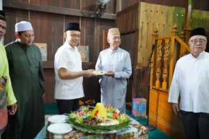 Wali Kota Pontianak Edi Rusdi Kamtono menyerahkan potongan nasi tumpeng menandai diresmikannya Masjid Kayu As Syukur.