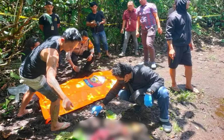 Petugas kepolisian mengevakuasi jenazah pria korban luka tembak di Sungai Ambawang