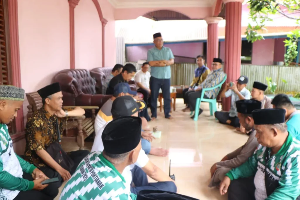 Ketua Umum LPTQ Kota Pontianak Amirullah saat memberikan arahan kepada perwakilan peserta dan ofisial Kafilah Kota Pontianak.