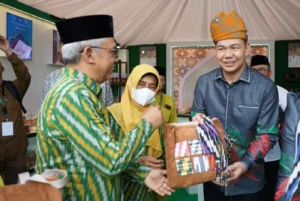 Sekretaris Daerah Kota Pontianak Amirullah menyerahkan cenderamata kepada Bupati Kapuas Hulu Fransiskus Diaan saat berkunjung ke Stand Pontianak di Pameran MTQ XXXIII Kalbar.