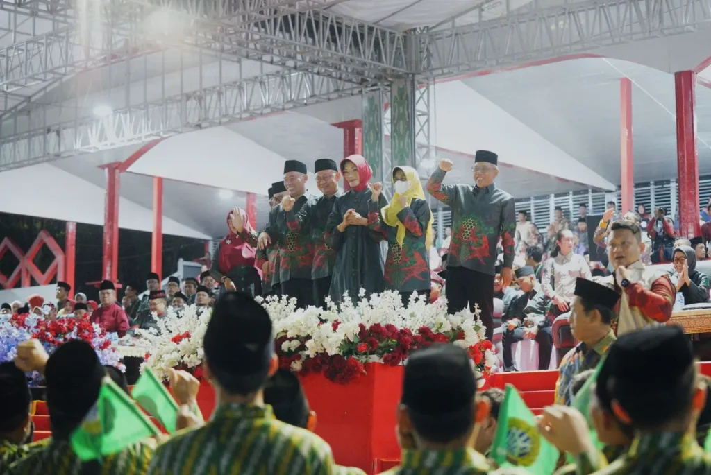 Wali Kota Pontianak Edi Rusdi Kamtono melambaikan tangan kepada Kafilah Kota Pontianak saat parade pembukaan MTQ XXXIII Tingkat Provinsi Kalbar.
