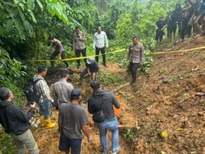 Petugas Polres Singkawang mengevakuasi dua jenazah dari kebun alpukat