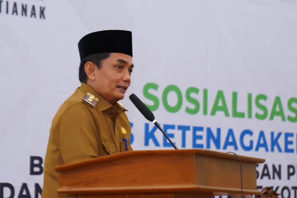 Wakil Wali Kota Pontianak Bahasan memberikan sambutan saat membuka sosialisasi BPJS Ketenagakerjaan bagi pengurus yayasan pendidikan dan kepala sekolah swasta se-Kota Pontianak.