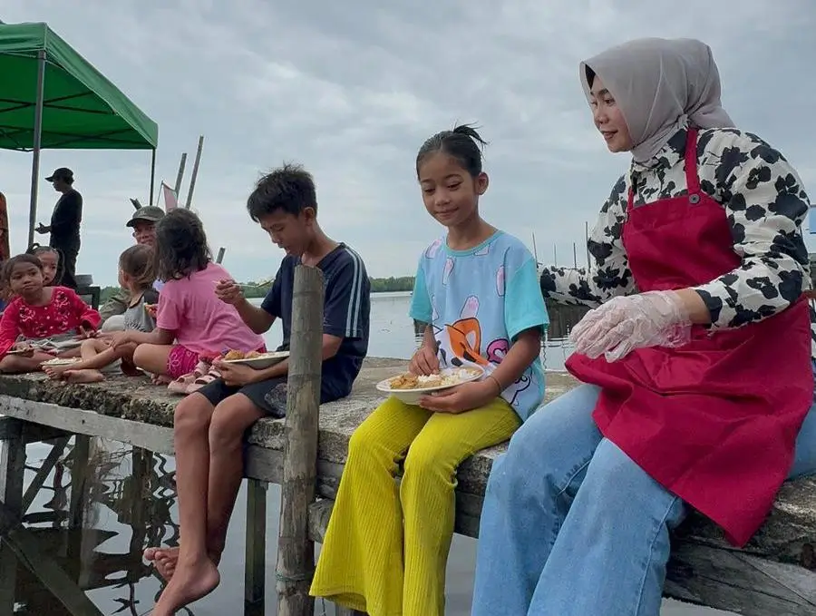 Rita Hastarita memimpin kegiatan Tenda Makan Gratis di Kabupaten Kubu Raya