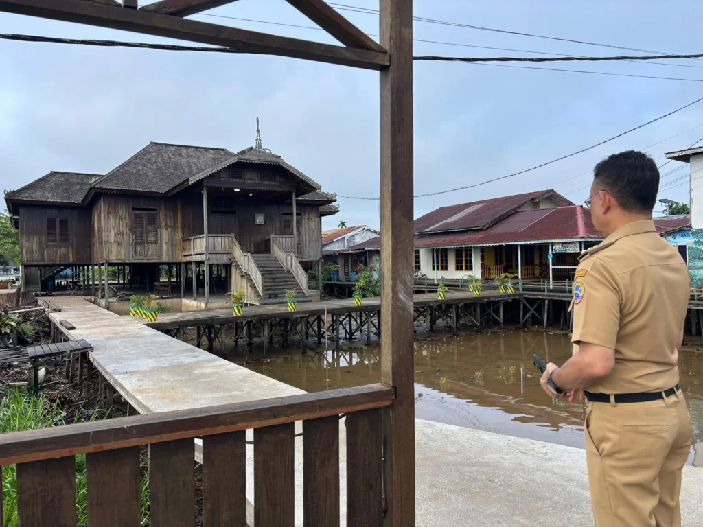 Wali Kota Pontianak Edi Rusdi Kamtono meninjau lokasi Rumah Budaya Kampung Caping.