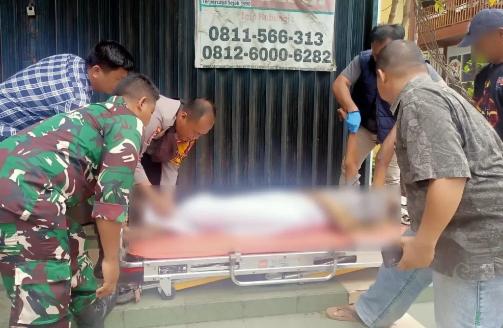 Tim INAFIS mengevakuasi jenazah lansia di depan Pelabuhan Pontianak