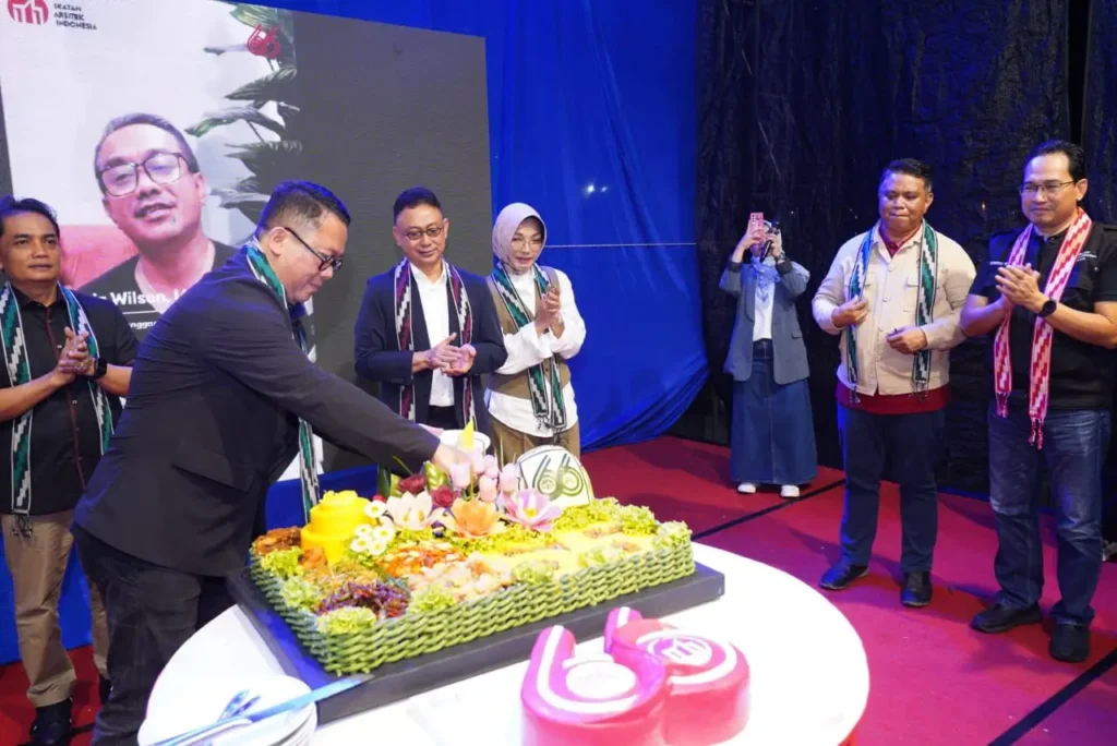 Ketua Ikatan Arsitek Indonesia (IAI) Georgius Budi Yulianto memotong tumpeng saat syukuran HUT ke-66 IAI.