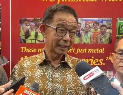 Menteri Abdul Karim memberikan keterangan pers tentang Borneo Games 2025 di Merdeka Plaza, Kuching. (Photo by UKAS)