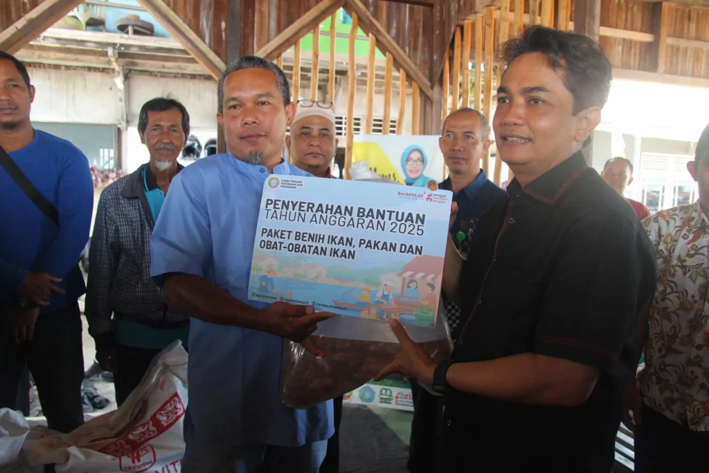 Wakil Wali Kota Pontianak Bahasan menyerahkan secara simbolis bantuan paket benih ikan, pakan dan obat-obatan ikan kepada salah satu perwakilan kelompok pembudidaya ikan.