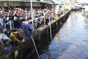 Aksi gotong royong warga yang membersihkan lingkungan beberapa waktu lalu.