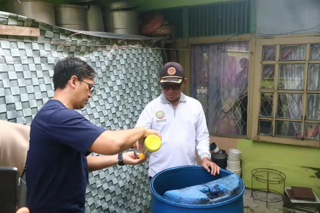 Dinas Kesehatan Kota Pontianak menggelar gerakan bersama Pemberantasan Sarang Nyamuk (PSN) di kawasan permukiman warga.