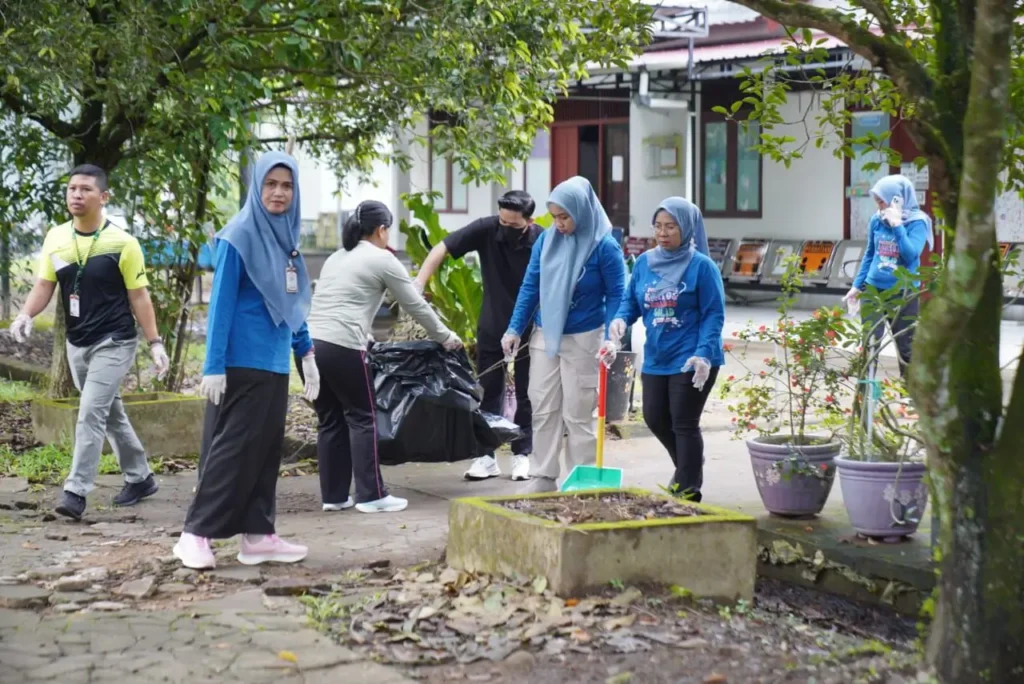 Aksi gotong royong bersih-bersih lingkungan serentak digelar di Hari Peringatan World Clean up Day 2025.