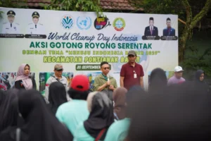 Wali Kota Pontianak Edi Rusdi Kamtono memberikan arahan kepada peserta gotong royong.