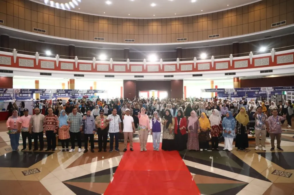 Foto bersama tamu dan peserta pembukaan Ponti Lite Fest 2025 di Gedung PCC.