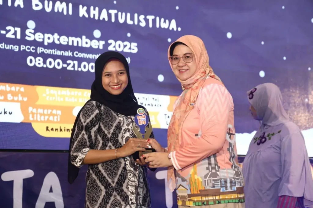 Ika Mella (kiri) menerima penghargaan pemustaka dengan durasi membaca terlama se-Kota Pontianak dalam rangka Bulan Gemar Membaca.