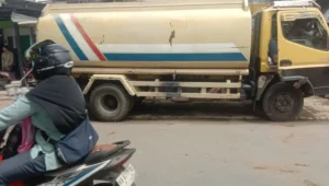 Truk tangki yang terlibat kecelakaan maut di Jalan Perdamaian, Kubu Raya.