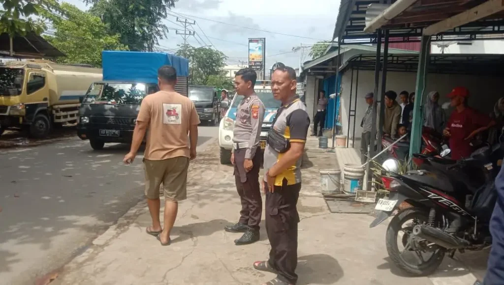 Petugas kepolisian melakukan olah TKP kecelakaan maut di Jalan Perdamaian, Kubu Raya.