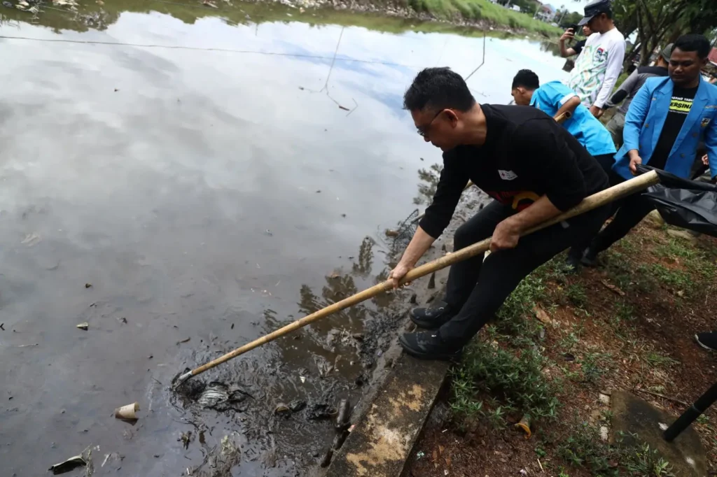 Wali Kota Pontianak Edi Rusdi Kamtono membersihkan parit bersama anggota KNPI Kota Pontianak.