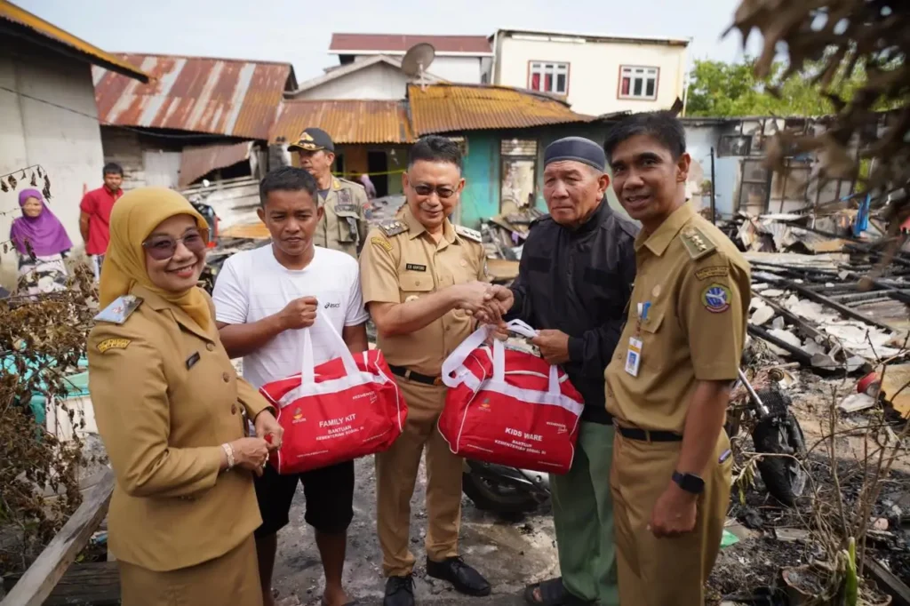 Wali Kota Pontianak Edi Rusdi Kamtono menyerahkan bantuan kepada korban kebakaran di Gang Su'ada Kelurahan Banjar Serasan Kecamatan Pontianak Timur.