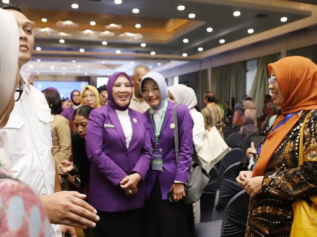 Ketua Tim Pembina Posyandu Pontianak, Yanieta Arbiastutie bersama Ibu Ny Tri Tito Karnavian pada pembukaan Rakernas Posyandu tahun 2025