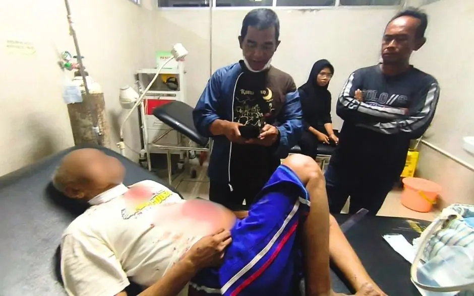 Korban pembacokan di Pal Sembilan Kubu Raya saat mendapatkan perawatan medis