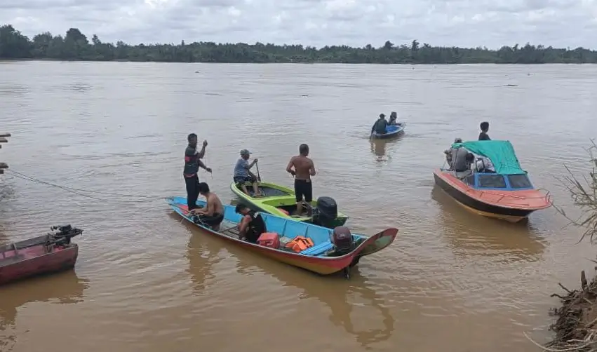 Tim SAR lakukan pencarian pria Indonesia yang jatuh ke sungai di Sibu