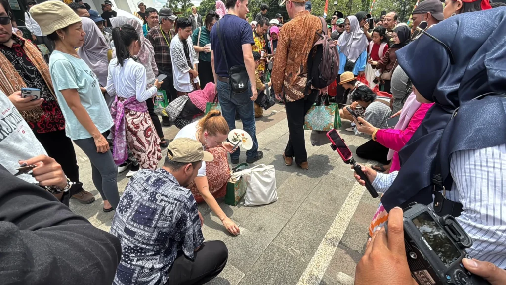 Para wisatawan asal Jerman tengah mencoba mendirikan telur di kawasan Tugu Khatulistiwa saat Kulminasi Matahari.